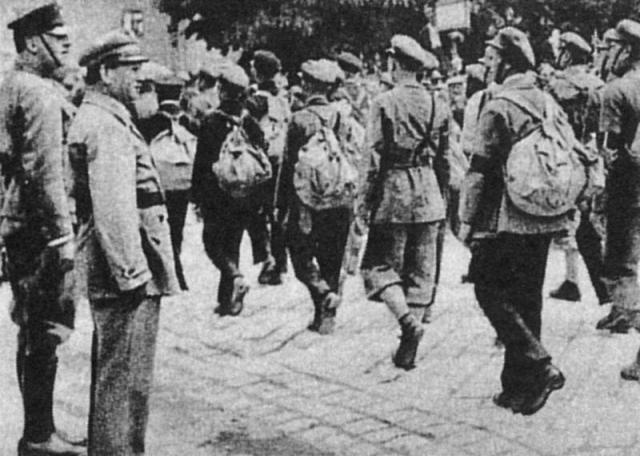 1932.Ενοπλα τμήματα Ἐργατικῶν -Σοσιαλδημοκρατῶν (Schutzbunds) παρελαύνουν
